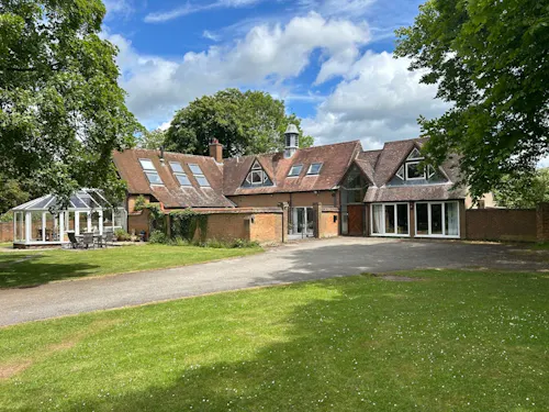 1920s Coach House in Tring , B2083
