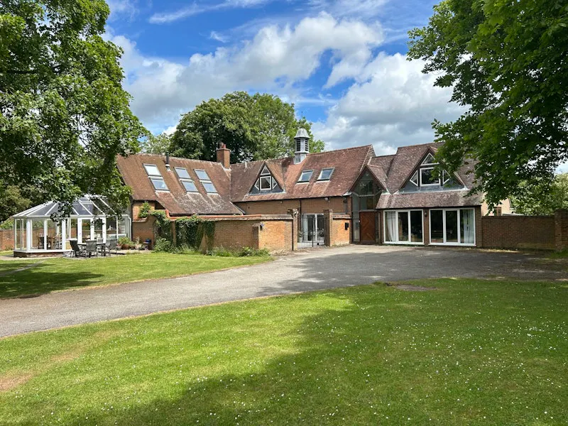 1920s Coach House in Tring , B2083 (photo 1)