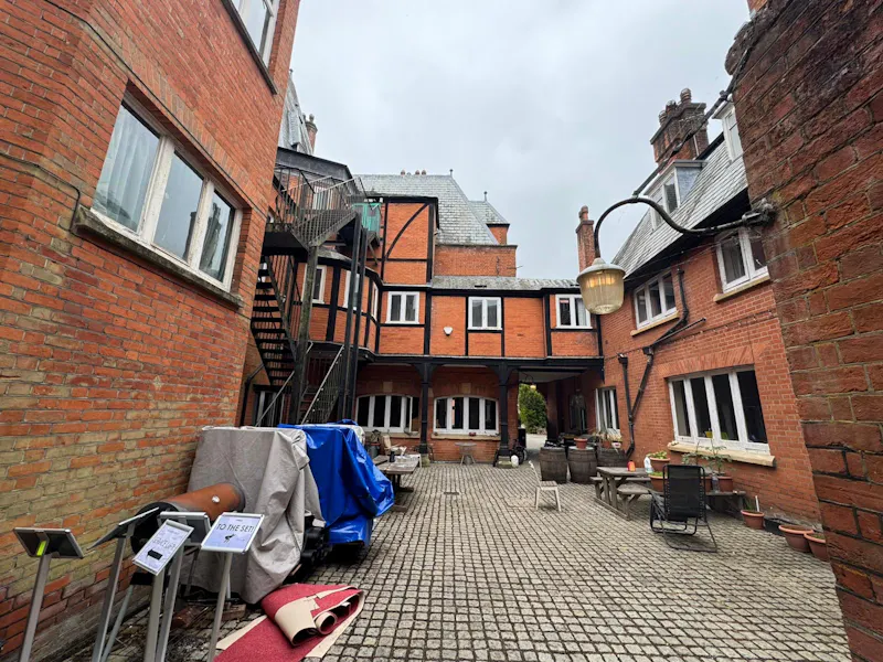Courtyard at Country manor in Camberley, B1791 (photo 29)
