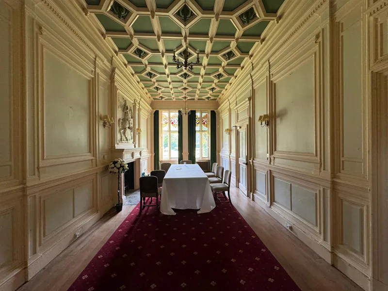 Dining room at Country manor in Camberley, B1791 (photo 10)