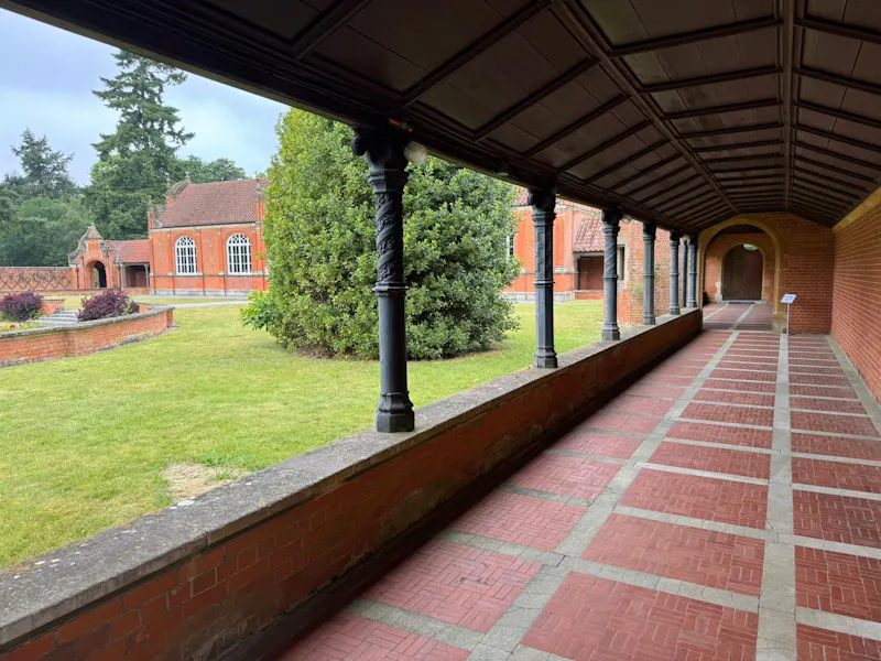 Courtyard at Country manor in Camberley, B1791 (photo 26)