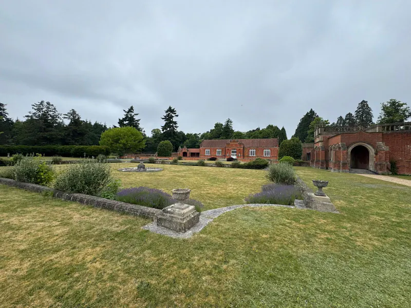 Country manor in Camberley, B1791 (photo 48)