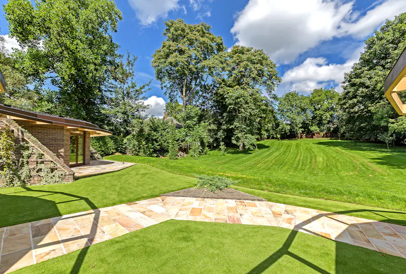 Garden at Unique St Albans modern house, K511 (photo 95)
