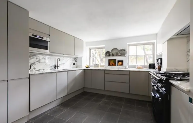 Kitchen at Elephant & Castle Townhouse, A1671 (photo 5)