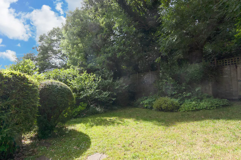 Garden at Hampstead garden flat, F1023 (photo 15)