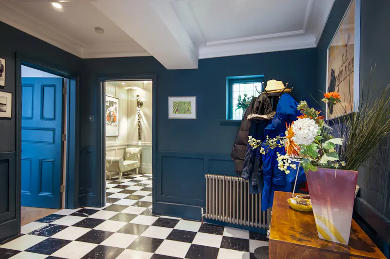 Entrance hall at Hampstead garden flat, F1023 (photo 2)