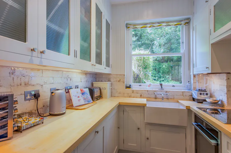 Kitchen at Hampstead garden flat, F1023 (photo 10)