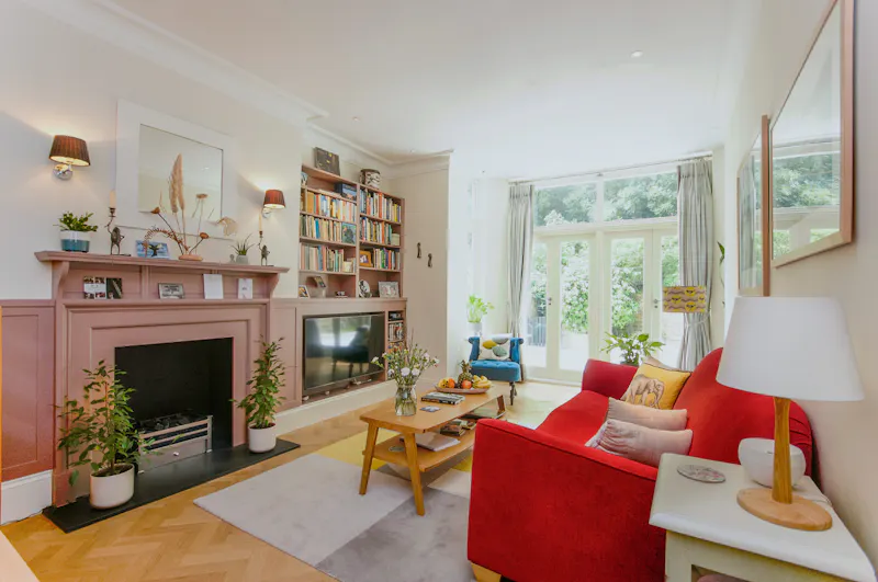 Fireplace at Hampstead garden flat, F1023 (photo 6)