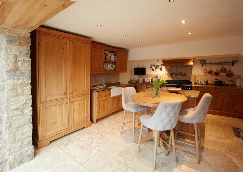 Kitchen at Country home in Turvey, L765 (photo 8)