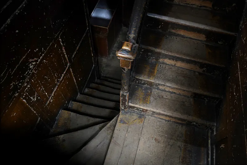 Staircase at Spitalfields huguenot townhouse, A596 (photo 10)