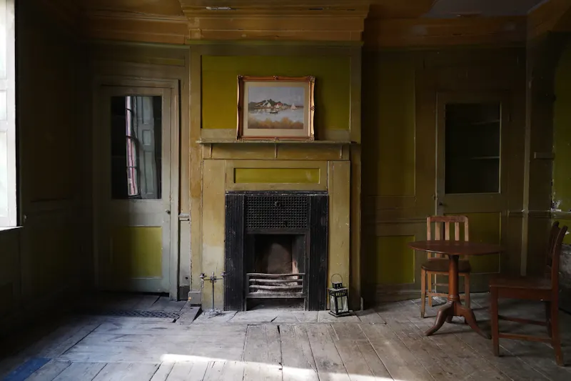 Fireplace at Spitalfields huguenot townhouse, A596 (photo 7)
