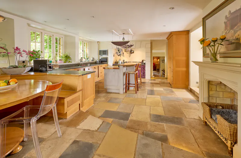 Open plan at 16th Century Banbury Manor, M368 (photo 5)