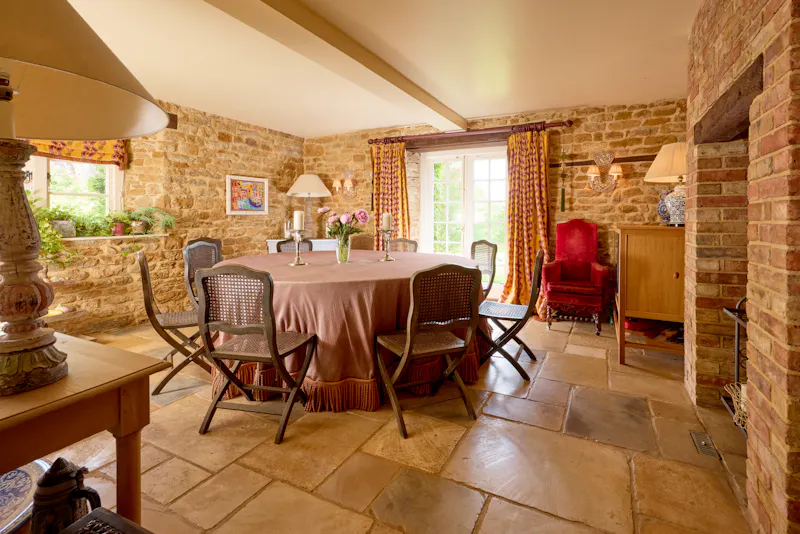 Dining room at 16th Century Banbury Manor, M368 (photo 4)