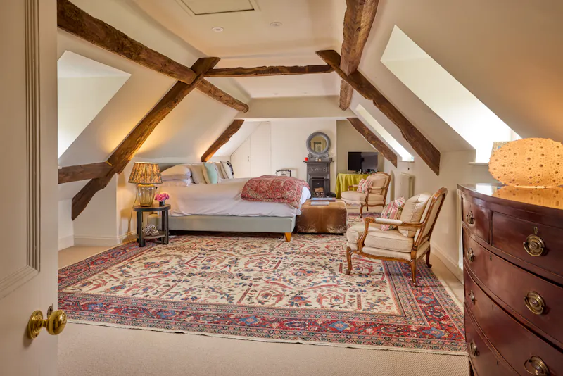Bedroom at 16th Century Banbury Manor, M368 (photo 10)