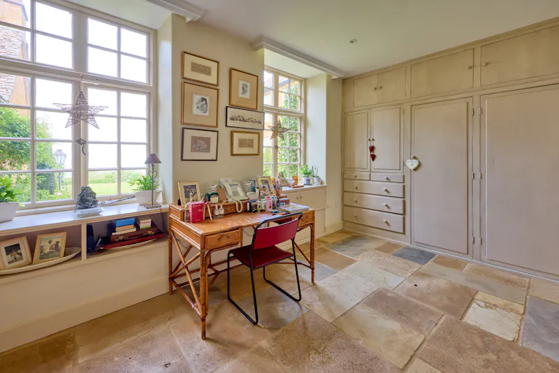 Study at 16th Century Banbury Manor, M368 (photo 6)
