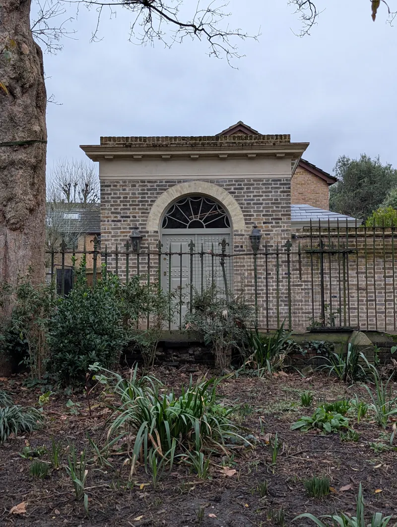Hidden Camberwell courtyard , Q158 (photo 1)