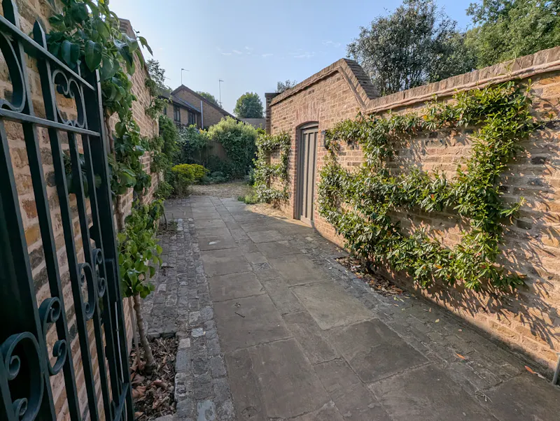 Hidden Camberwell courtyard , Q158 (photo 17)