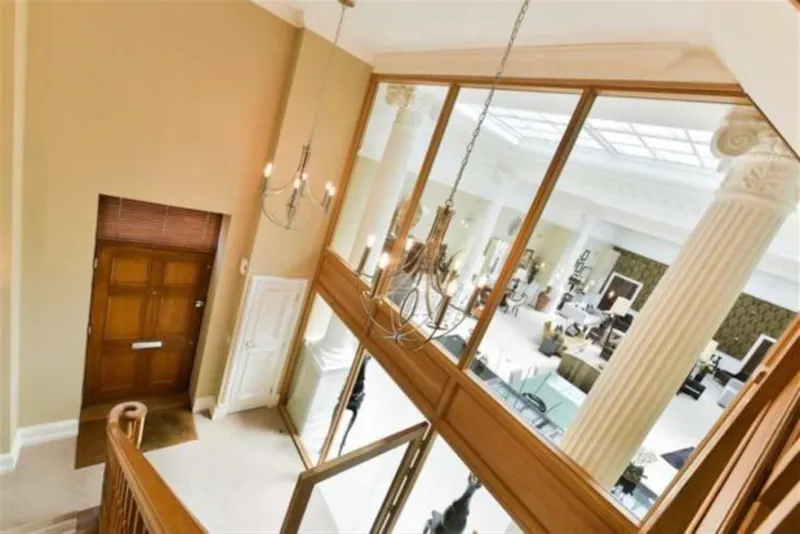 Entrance hall at Banstead luxury apartment, F1277 (photo 2)