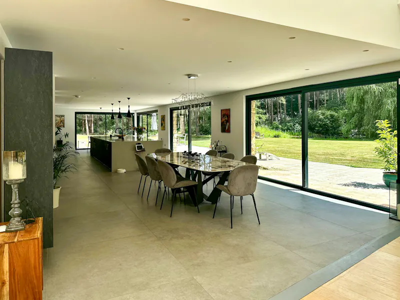 Dining room at Wokingham Mid-Century Villa, D2822 (photo 4)