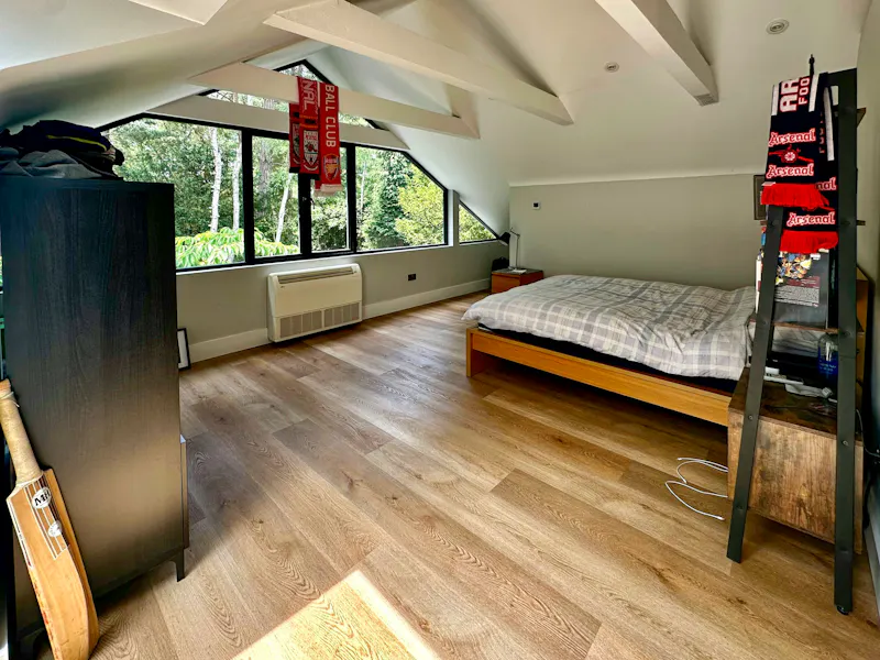 Bedroom at Wokingham Mid-Century Villa, D2822 (photo 19)