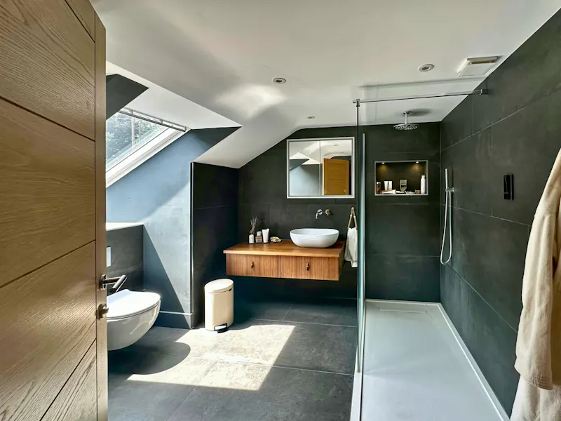 Bathroom at Wokingham Mid-Century Villa, D2822 (photo 25)