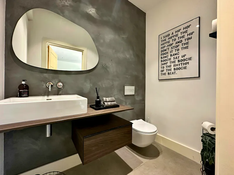 Bathroom at Wokingham Mid-Century Villa, D2822 (photo 13)