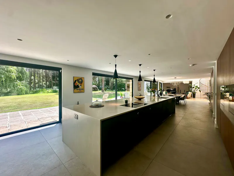 Kitchen island at Wokingham Mid-Century Villa, D2822 (photo 6)