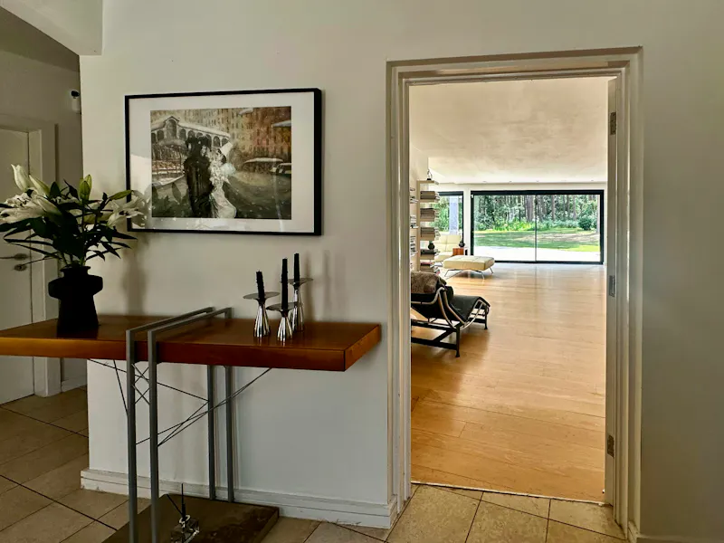 Entrance hall at Wokingham Mid-Century Villa, D2822 (photo 2)