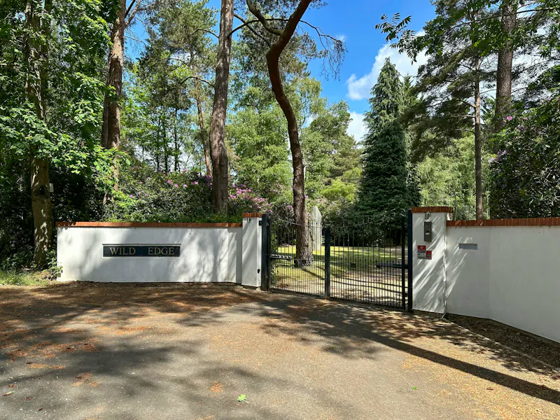 Gate at Wokingham Mid-Century Villa, D2822 (photo 45)