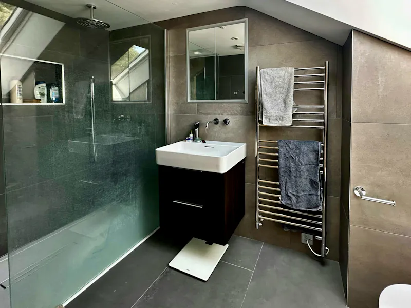 Bathroom at Wokingham Mid-Century Villa, D2822 (photo 18)