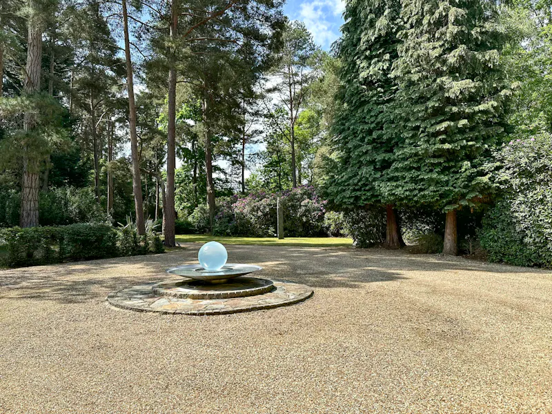 Driveway at Wokingham Mid-Century Villa, D2822 (photo 43)
