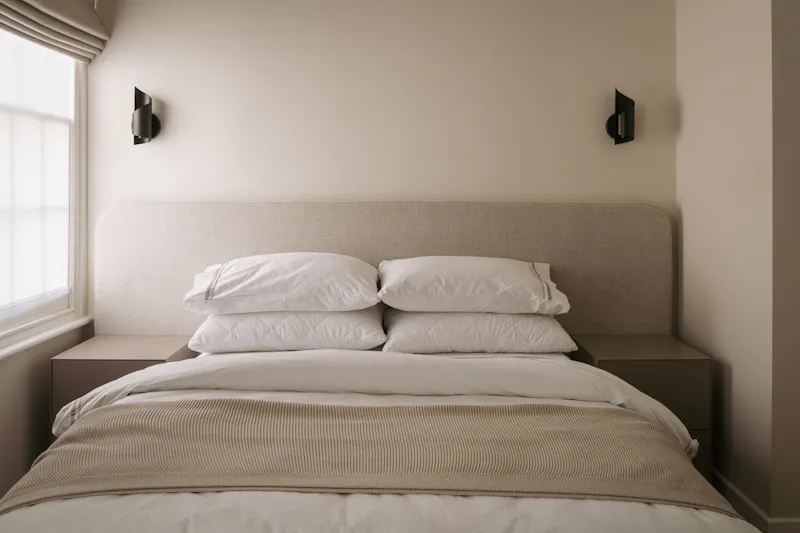 Bedroom at Modern mews house Chelsea, A1678 (photo 16)