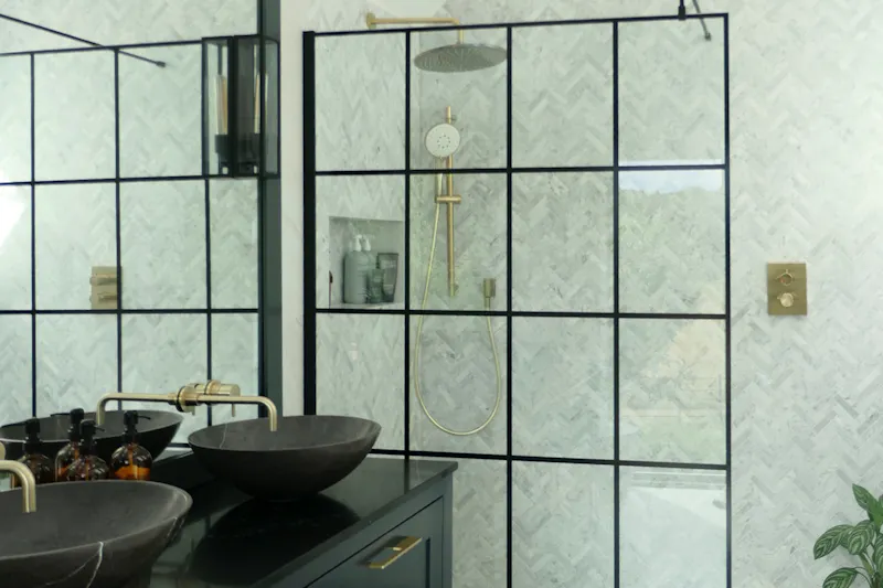 Shower at Modern Amersham Family Home, D2826 (photo 14)