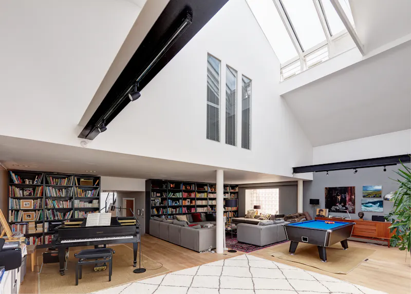 Stylish Stamford Brook home, F1061 (photo 7)