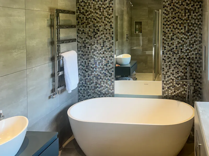 Bath - rolltop at 1960s Beaconsfield Home, D2827 (photo 24)