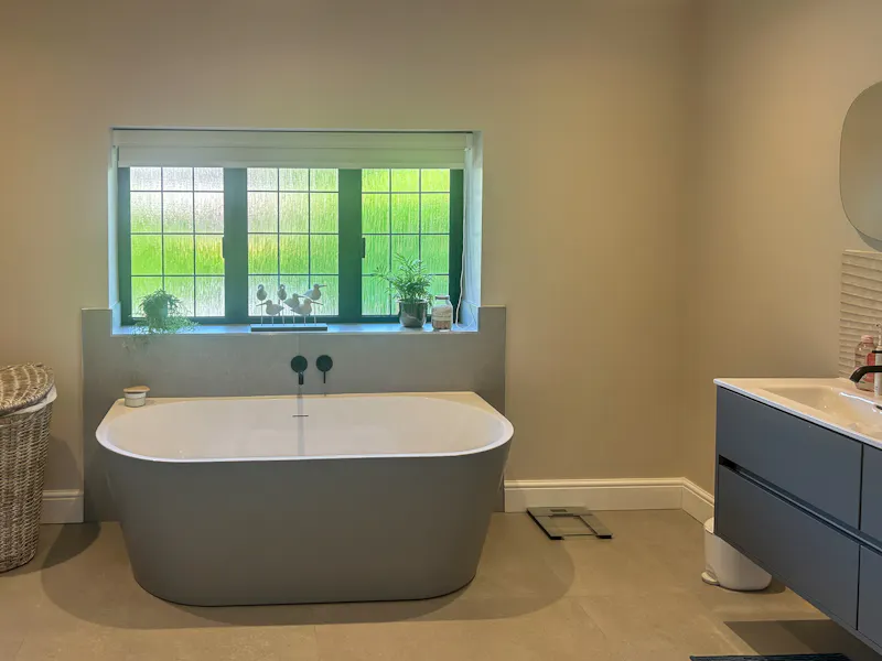 Bathroom at 1960s Beaconsfield Home, D2827 (photo 21)