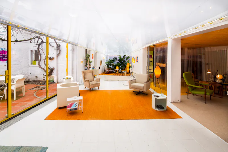 Courtyard at Space Age Holland Park Office, T183 (photo 8)
