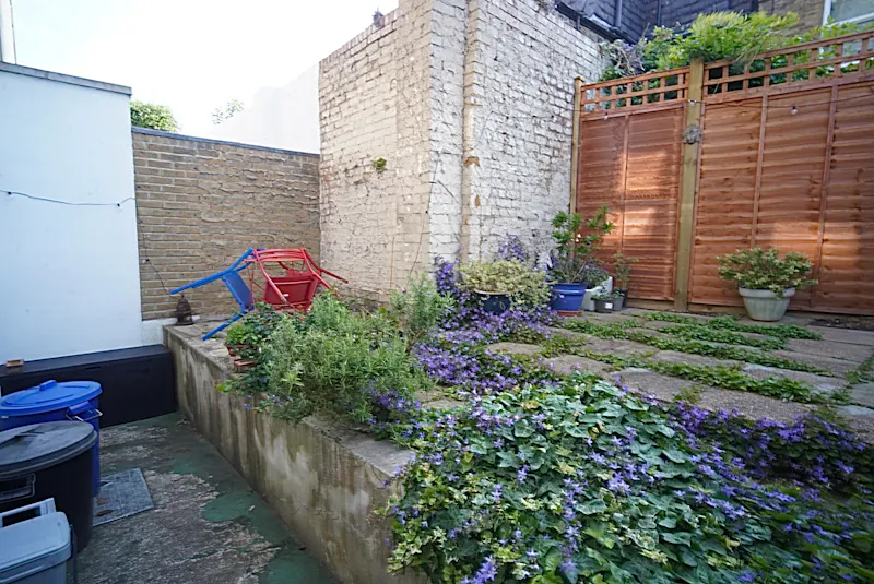 Garden at Unmodernised West London home, D2840 (photo 18)