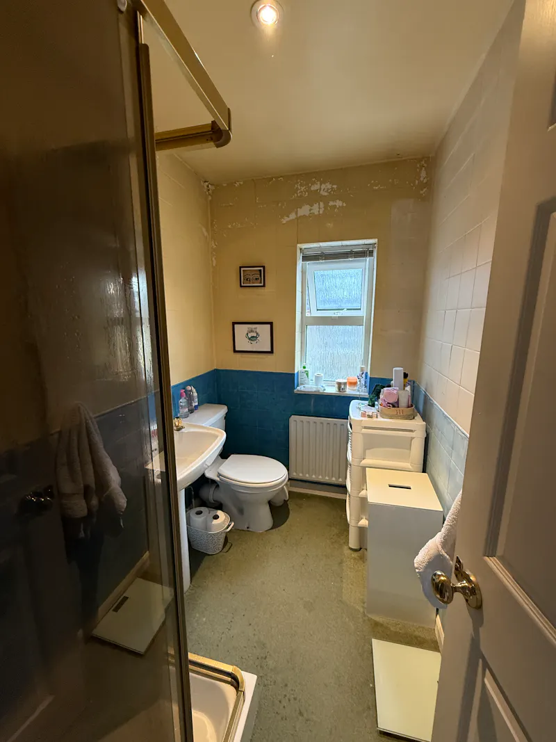 Bathroom at Unmodernised West London home, D2840 (photo 11)