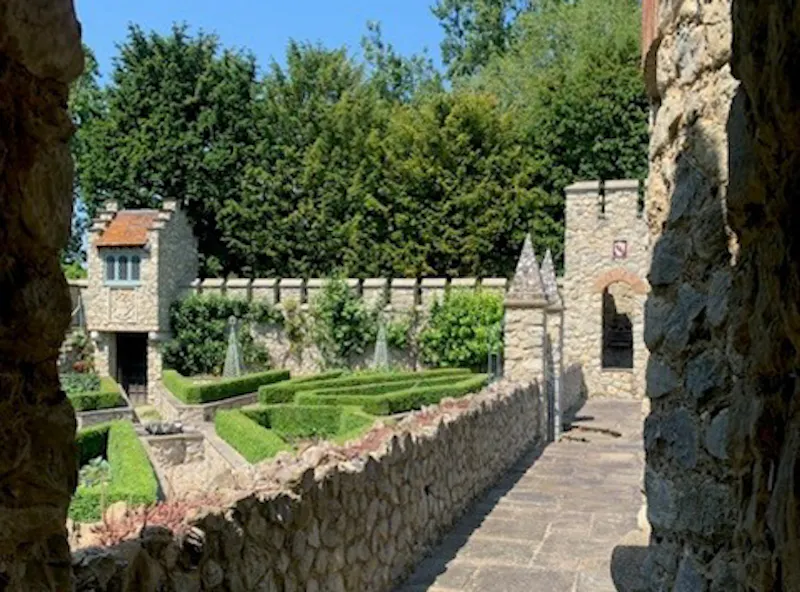 Garden - formal at 14th Century Castle , G323 (photo 5)