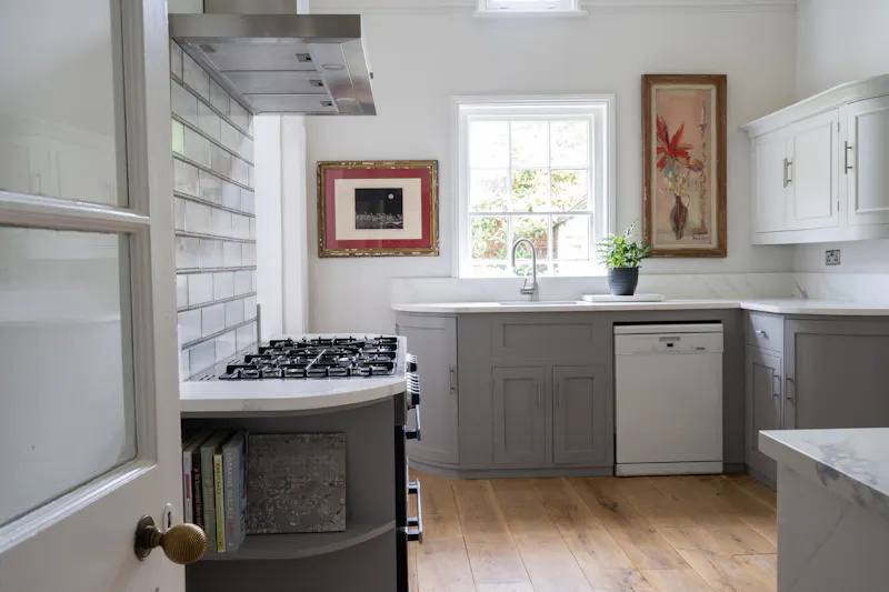 Kitchen at Elegant Cambridge Manor , A1660 (photo 23)