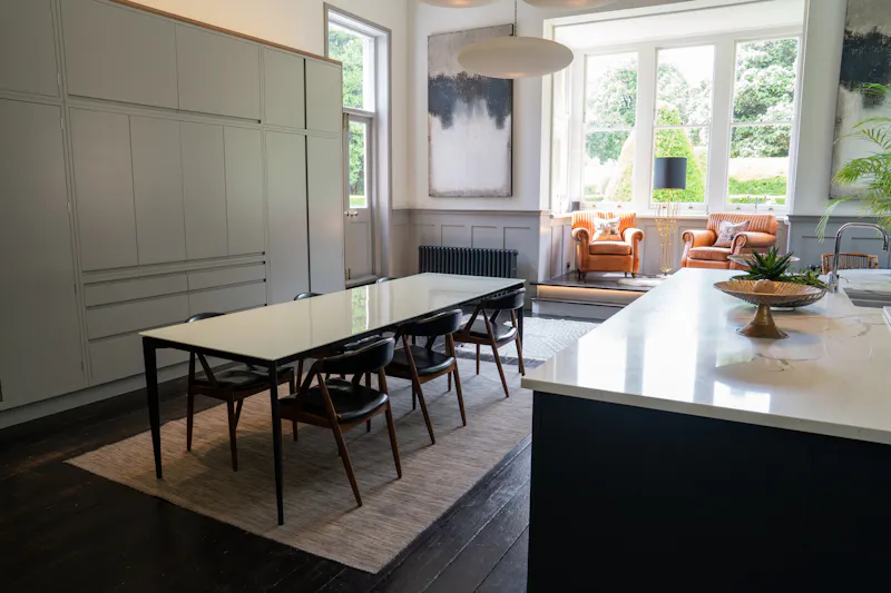 Dining room at Elegant Cambridge Manor , A1660 (photo 9)