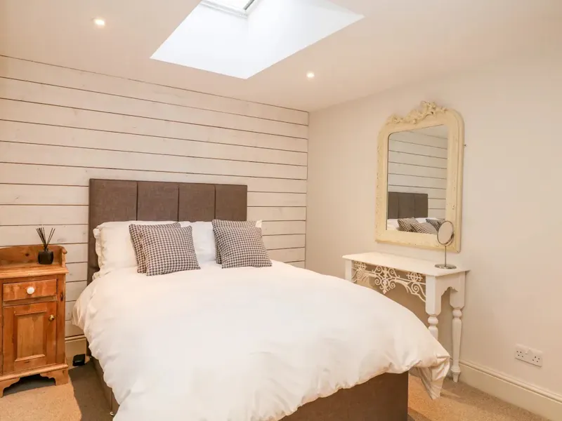 Bedroom at Ellastone Cute Cottage, C951 (photo 16)