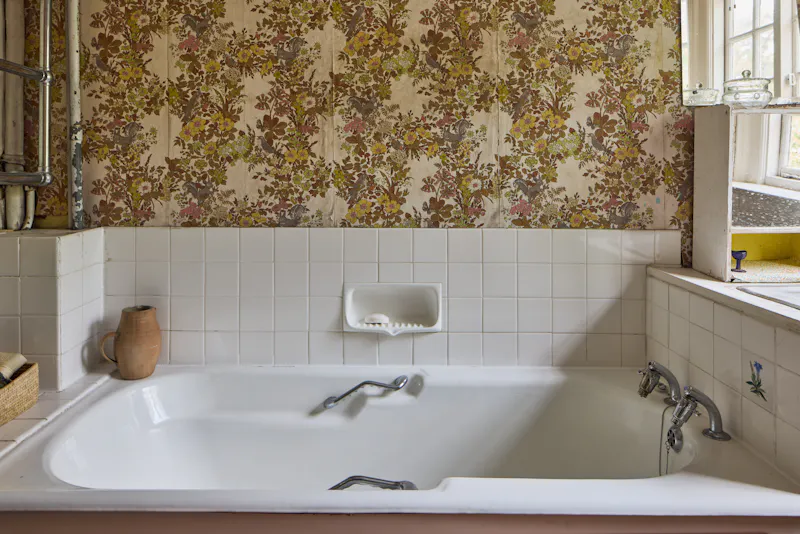Bathroom at Bohemian Letchworth house, M369 (photo 21)