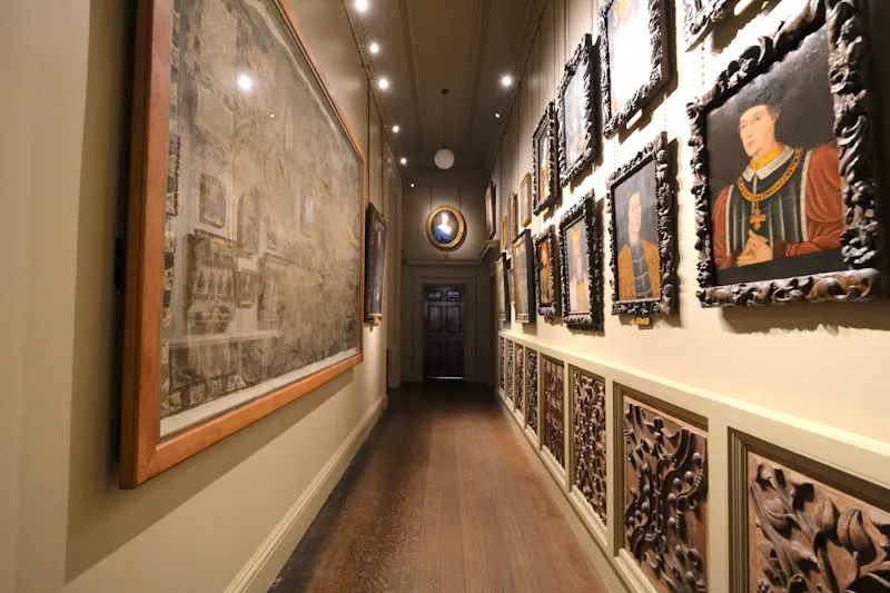 Corridor at Opulent West London stately , G60 (photo 40)