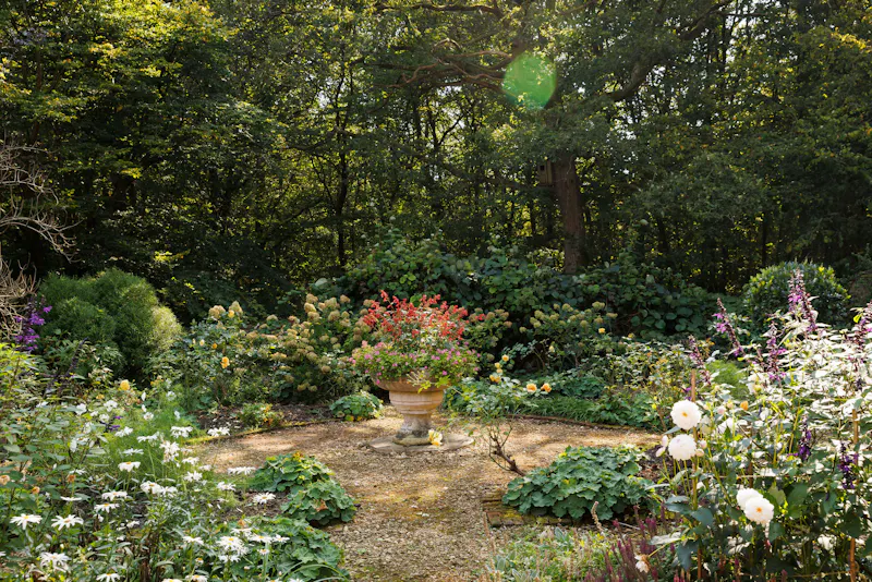 Garden - formal at Billingshurst Farm House, L766 (photo 35)