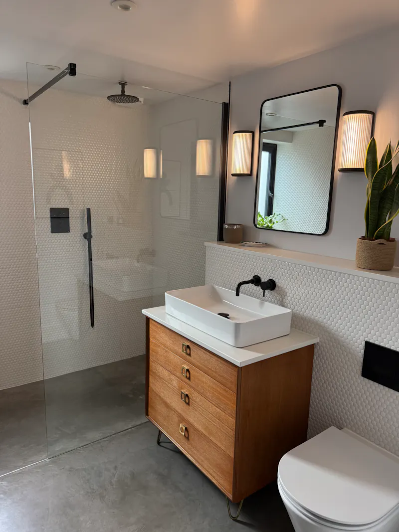 Shower at Cranbrook Scandi Modern Barn, L769 (photo 32)