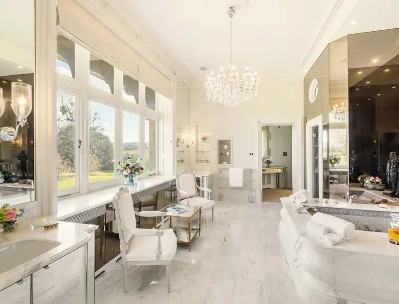Bathroom at Midhurst Tudor Manor House, M370 (photo 14)