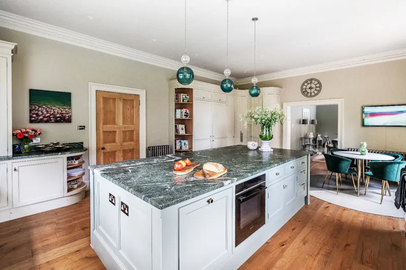 Surrey Country Farm House, L767 (photo 7)