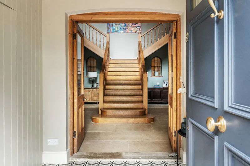 Surrey Country Farm House, L767 (photo 2)